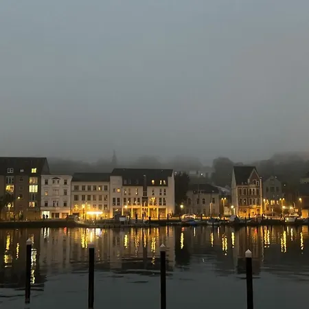 Hafenblick In Der Altstadt Mit Parkplatz *